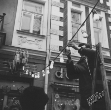 Montaż dekoracji świątecznych przy Krakowskim Przedmieściu 51 w Lublinie