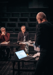 Misterium „Lublin. Fuga śmierci" (3.11.2025) – Szoa i wiersze / słupy ze słów, stelle