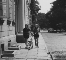 Dziewczęta na placu Litewskim w Lublinie