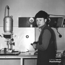 Hanna Ptasińska w laboratorium fotograficznym ojca