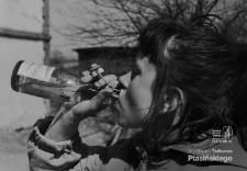 Dziewczyna pijąca oranżadę