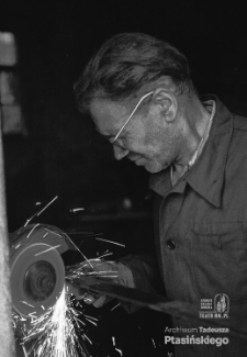 Ślusarz podczas pracy