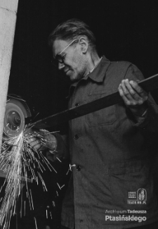 Ślusarz podczas pracy