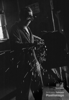 Ślusarz podczas pracy