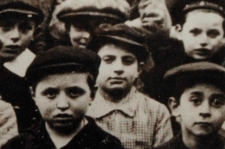 Leopold Flam wśr&oacute;d dzieci w żydowskiej szkole Jesode ha-Tora &ndash; Bejs Jaakow w Antwerpii