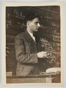 Leopold Flam podczas wykładu w Brukseli