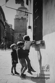 Chłopcy na Rynku Starego Miasta w Lublinie