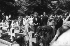 Czesław Miłosz składa kwiaty na grobie Józefa Czechowicza