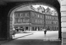 Widok z ulicy Podwale w stronę placu Zebrań Ludowych (plac Zamkowy) i ulicy Kowalskiej w Lublinie