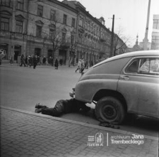 Naprawa FSO Warszawy M 20 na Krakowskim Przedmieściu w Lublinie (w stronę ul. Kapucyńskiej)