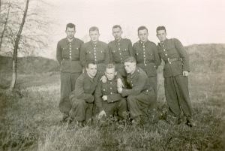 Zdjęcie grupowe mężczyzn w mundurze wojskowym podczas służby wojskowej