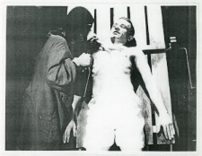 Fotografia z przedstawienia &bdquo;Świętokradztwo&rdquo; Teatru Scena 6