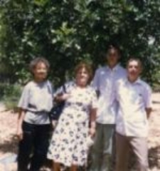 Sara Zyjbersztajn (Raiss) and Edward Cyganiewicz in Israel, under the Tree of Remembrance of the Cygan family. 1989.