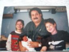 Syn uratowanego przez rodzinę Kidów Samuela Merstema ze swoją rodziną