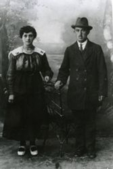 Berek Lipszyc with wife. Residents of the Jarosz family, Piaski c. 1936 - 1937