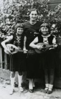 Irena Frydman, nauczycielka matematyki i religii żydowskiej. Piaski, przed domem Jarosz&oacute;w, 1937.