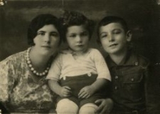 The Kuriański family. Chaja Kuriańska, née Szulman, with her sons, Moniek and Gabryś