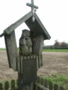 Kapliczka ku czci pomordowanych za pomoc Żydom. Paulin&oacute;w