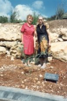 Siostra Zofii Patyry-Szemro w Jerozolimie przy Tablicy Pamiątkowej rodziny Patyr&oacute;w