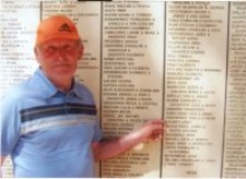 J&oacute;zef Szajner przy tablicy pamiątkowej Sprawiedliwych wśr&oacute;d Narod&oacute;w Świata w Jerozolimie, lata sześćdziesiąte XX w.