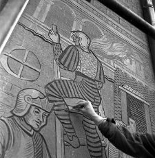 Malowanie sgraffita na kamienicy Rynek 14 w Lublinie