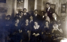 Spotkanie koleżeńskie w mieszkaniu Hartwig&oacute;w na ulicy Staszica