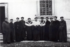 Grupa mężczyzna w strojach uniwersyteckich