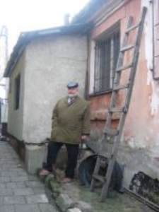 Jan Dąbski in front of the building in the Lubelska street 140 in Chełm in which Jews were hidden
