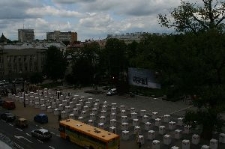 Widok urn z okna Poczty Gł&oacute;wnej