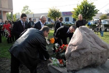 Składanie kwiatów pod pomnikiem ofiar getta w Bełżycach