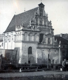 Front kościoła karmelitów bosych przy ulicy Świętoduskiej