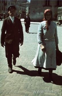 Kobieta i mężczyzna na placu Władysława Łokietka w Lublinie