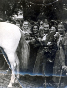 Harcerki z Gimnazjum Urszulanek witają żołnierzy