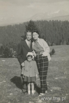 Anna Langfus z mężem i z córką na wakacjach w górach, lata 50.