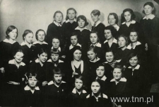 Zdjęcie klasowe z Gminazjum im. Unii Lubelskiej (na zdjęciu Anna Szternfinkiel - pierwsza z przodu, z warkoczykami )