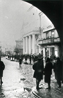 Lublin, widok z przejazdu pod Bramą Krakowską na plac Łokietka i Krakowskie Przedmieście