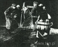 Scena ze spektaklu "Wiosna lud&oacute;w"