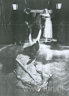 Scena ze spektaklu "Wiosna lud&oacute;w"