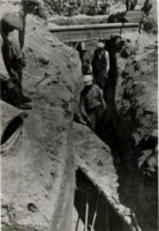 Przebudowa ulicy Warszawskiej w Lublinie - układanie kanału przez jezdnie