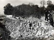 Rozbi&oacute;rka domu strzeleckiego - w czasie rozbi&oacute;rki