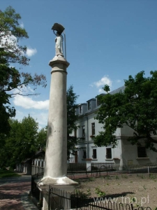 Figura Matki Bożej przy kościele św. Agnieszki na ulicy Kalinowszczyzna w Lublinie