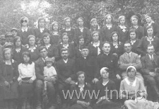 Grono nauczycielskie i uczennice szkoły w Grabowcu