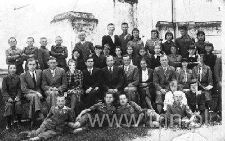 Grono nauczycielskie i uczeniowie szkoły w Grabowcu