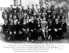 Nauczyciele i młodzież szkoły w Grabowcu w roku szkolnym 1935/36