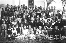 Harcerze i nauczyciele szkoły powszechnej w Grabowcu