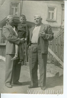 Marek Golecki na rękach swojego ojca Ludwika Goleckiego