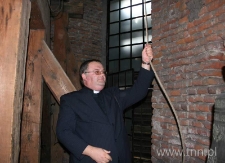 Ksiądz Marek Sawicki podczas Misterium Dzwonu AD 2008