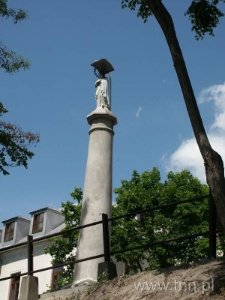 Figura Matki Bożej przy kościele św. Agnieszki na ulicy Kalinowszczyzna w Lublinie