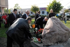 Nimrod Ariav podczas składania kwiat&oacute;w