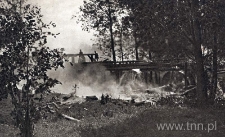 Palący się młyn i most